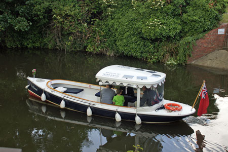 Hythe Electric Boat Trips - www.simplonpc.co.uk