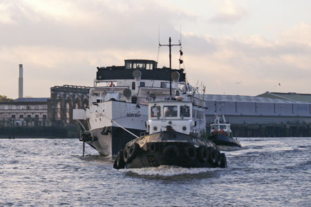 Queen Mary leaving the Thames - Photo: © Ian Boyle, 9th Novembe2009