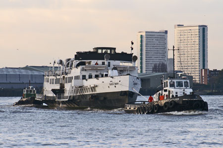 Queen Mary leaving the Thames - Photo: � Ian Boyle, 9th Novembe2009