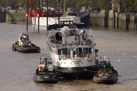 Queen Mary leaving the Thames - Photo: © Ian Boyle, 9th Novembe2009