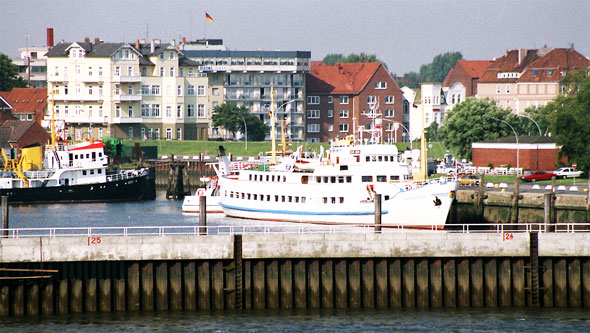 SEUTE DEERN at Cuxhaven - Photo: ©1989 Ian Boyle - www.simplonpc.co.uk - Simplon Postcards