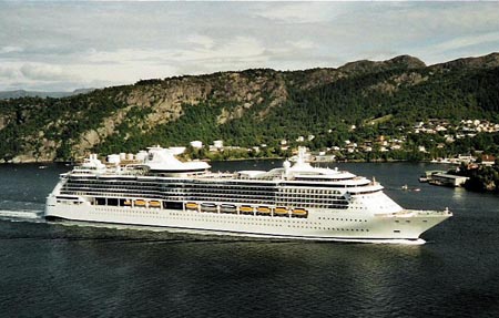 Jewel of the Seas, leaving Bergen on 28th June 2004 - Photo:  Harry Rosvold