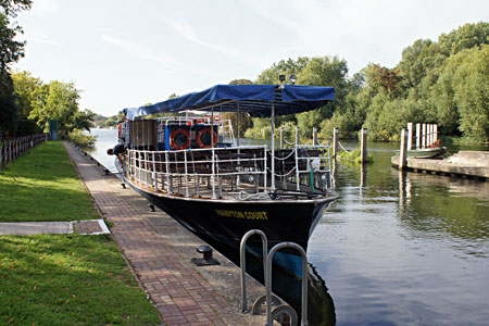 HAMPTON COURT between Windsor and Staines - Photo: Ian Boyle 2nd September 2010 - www.simplonpc.co.uk